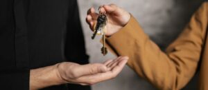 imagen de una persona dándole las llaves de su casa tras una desokupación de inquilinos morosos