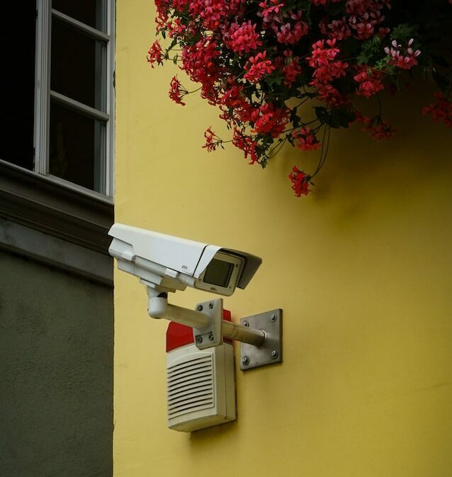 imagen de una cámara colocada en el acceso a una vivienda para evitar la okupación en Elche