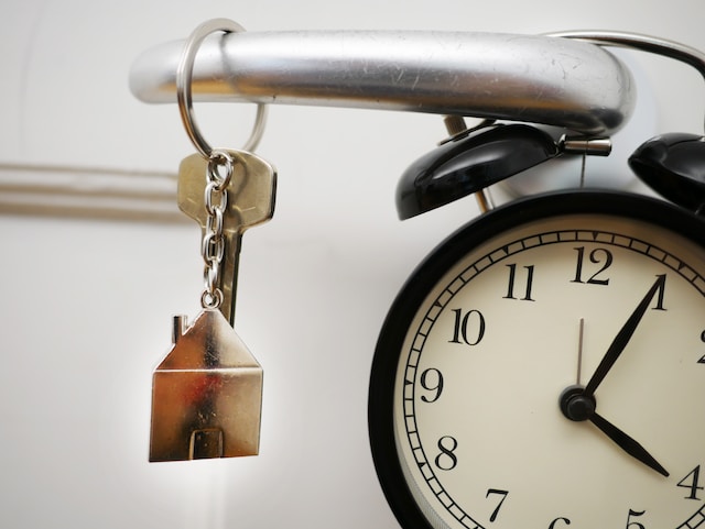 imagen de unas llaves en un reloj mientras se produce la desocupación de una casa en Madrid