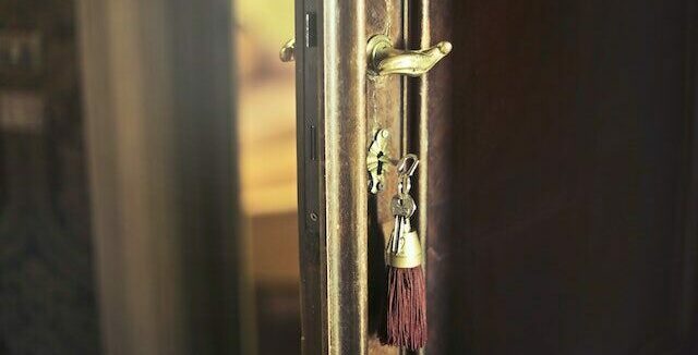 imagen de la puerta de una casa con las llaves puestas